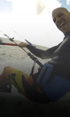 Dominik es un embajador de restube internacional. Este deportista del Kitesurf está equipado con restube hace mucho tiempo, siendo el uno de los primeros que confio en el aporte de restube en la seguridad