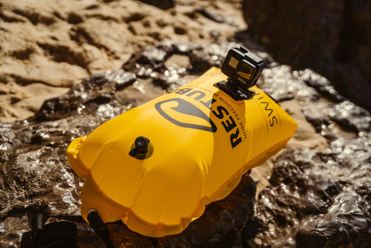 Soporte negro con fijacion para Action Cam tipo GoPro. El soporte es del tipo RESTUBE READY