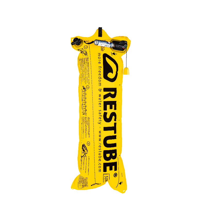 Boya tubular de color amarillo inflada del tipo Restube Beach. Boya de 50Newton de flotabilidad con cartucho de CO2 de 10,9gr. Esta boya incrementa la seguridad acuatica del usuario