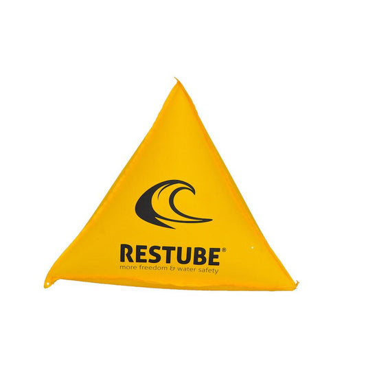 Se muestra una boya de demarcación triangular inflable, de 1,5 metros de longitud en sus lados para mejor visibilidad durante los eventos deportivos acuaticos