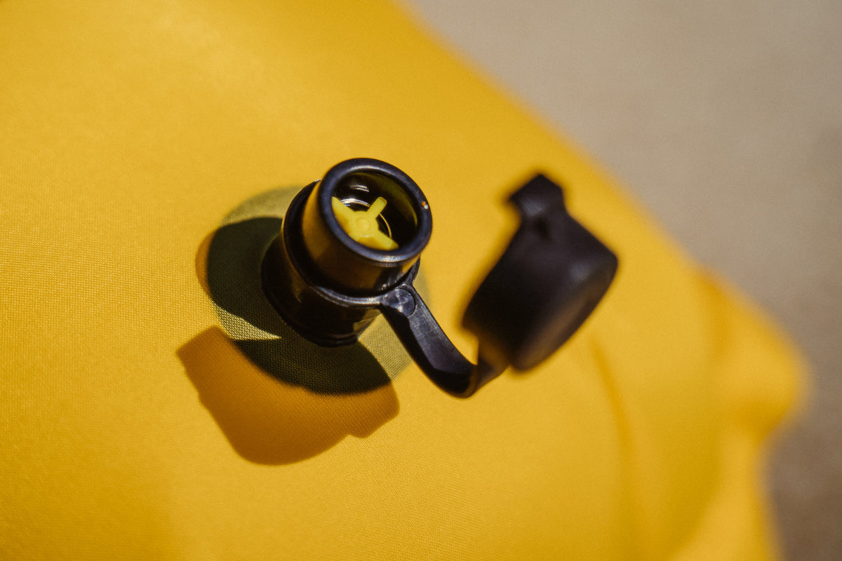 En esta imagen se muestra detalladamente la valvula unidireccional de la boya de senalizacion RESTUBE PRO, para inflar rapido y seguro tu boya de  senalización para natacion 