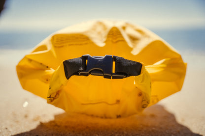 Se muestra el cierre de la sección de bolsa seca que viene incluida en la boya de senalizacion RESTUBE PRO, para llevar tus cosas seguras durante el entreno, junto con la seguriodad acuatica que entrega RESTUBE