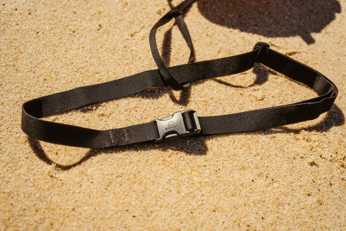 Se muestra en detalle el cinturon de la boya de senalización RESTUBE PRO, el cual es una pieza adocional al leash para asegurar comodidad al nadar con la boya, sin importar la talla del usuario. Esto ofrece mayor comodidad durante la sesion de natacion