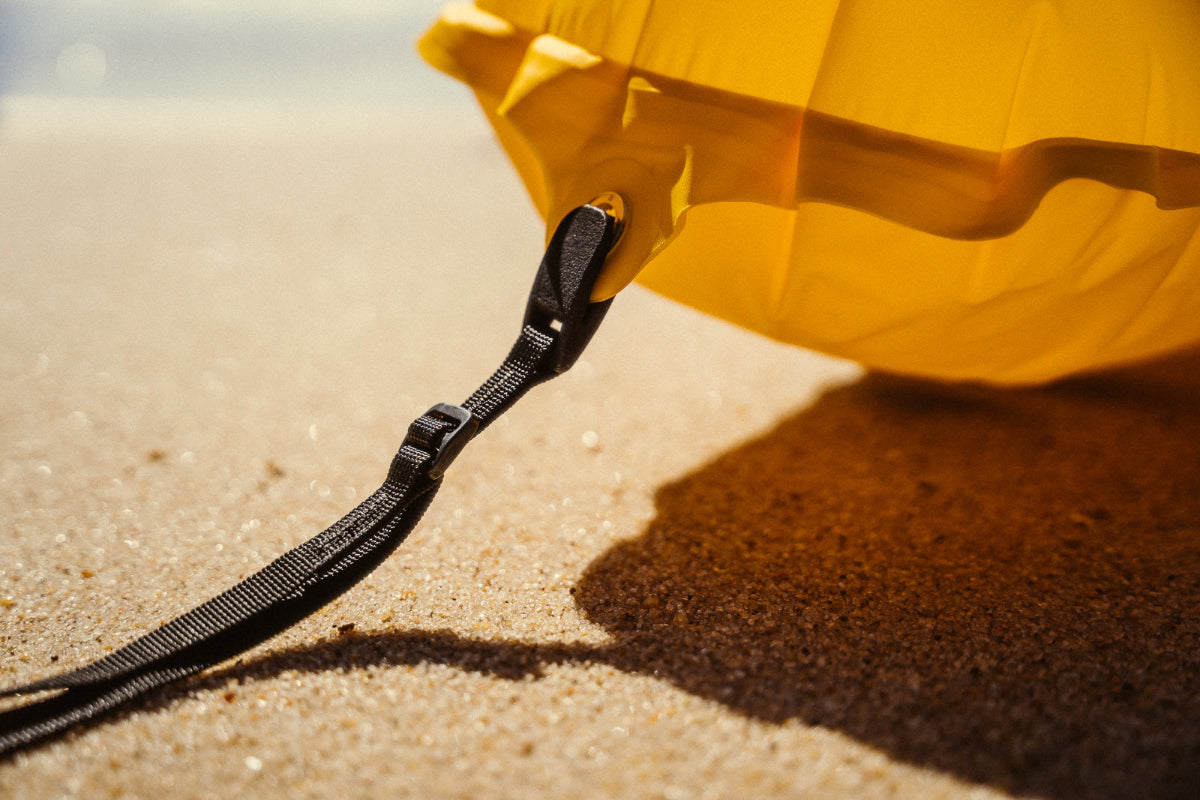 La boya de senalizacion RESTUBE PRO puede ser equipada con un leash fijo o con un leash de liberacion rapida. En esta imagen se muestra el leash de liberacion rapida. Todo para na mejor experiencia de natación y seguridad