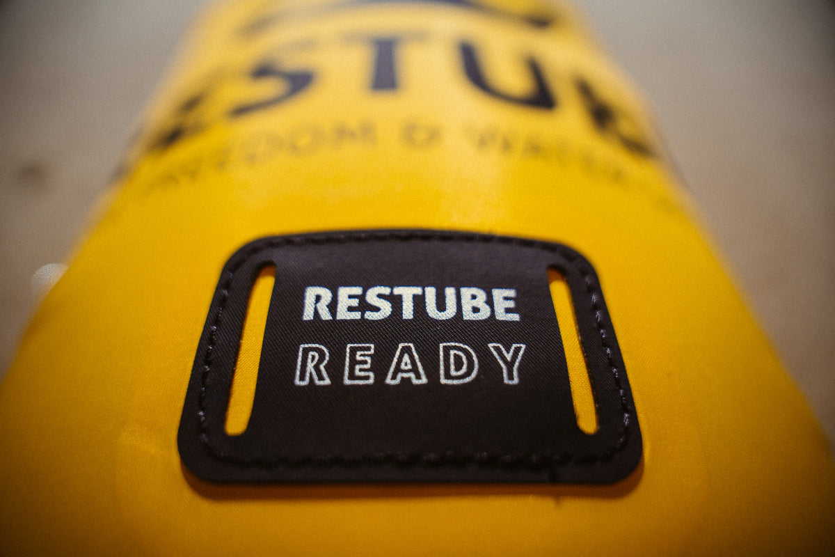 En esta foto se muestra el parche RESTUBE READY que viene incorporado en la boya de senalizacion RESTUBE PRO. Con este parche y el conector tipo RESTUBE READY se pueden adherir otros accesorios a la boya de senalización como un soporte de ACTION CAM o una bolsa seca para telefono movil. Para grabar tus entrenos en el agua por ejemplo.