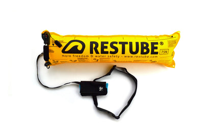 Foto muestra dispositivo restube Active en color negro, con la boya tubular  inflada de color amarillo de 75 Newtons de flotabilidad, para mayor seguridad en los entrenamientos de natación en aguas abiertas